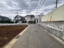 落ち着いた住宅街に位置し、日々の生活を穏やかに過ごせるゆとりある周辺環境が魅力です。