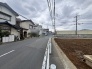 穏やかな空気が流れる住宅街に位置し、日々の暮らしに静かな安らぎをもたらす環境が整っています。