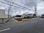 落ち着いた住宅街の一角に位置し、理想の住まいを自由に描き出せるゆとりある広さの敷地です。