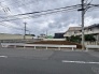 周辺環境と調和する落ち着いた立地にあり、理想の住まいをゼロから描けるゆとりある敷地です。
