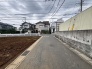 落ち着いた住宅街の風景に溶け込み、これからの暮らしを自由に描き出せる静かな住環境です。