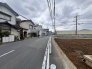 穏やかな時間が流れる落ち着いた街並みに面しており、日々の暮らしに寄り添うような静かな環境が整っています。