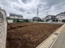 周辺環境と調和する静かな住宅地に位置し、理想の暮らしを自由に描き出せるゆとりある広さが魅力の土地です。