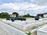 これからの暮らしの基盤となる、広々とした空の下で着実に進む建築現場の風景です。