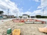 空が広く見渡せる開放的な環境で、新しい暮らしの基盤が形作られていく様子が伝わってきます。