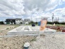 空が広く開放的な環境の中で、新しい暮らしの基盤が静かに形作られています。