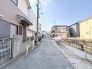 落ち着いた住宅街の雰囲気が漂う、日々の暮らしに寄り添う穏やかな街並みです。