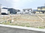 穏やかな周辺環境に囲まれ、日々の暮らしの基盤として静かに佇む整えられた敷地。