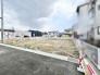 落ち着いた住宅街に位置し、理想の住まいをゼロから描き出すための広々とした可能性が広がっています。