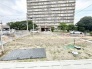 空が広く開放感のある敷地は、周辺の緑と街並みが調和する穏やかな住環境です。