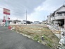 周囲に開かれた視界が心地よく、日々の暮らしを描き出すための余白が整えられた開放的な敷地です。