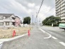整備された歩道が続き、街並みと自然が程よく調和した落ち着きのある周辺環境です。