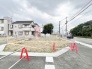 ゆとりある敷地の広がりを感じさせる、穏やかな空気が流れる住環境の整った立地です。