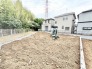 緑豊かな周辺環境に溶け込む、将来の暮らしの可能性を秘めた広々とした敷地です。