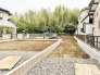 閑静な住宅街の一角にあり、豊かな緑の借景が日々の暮らしに安らぎをもたらす広々とした敷地です。
