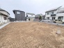 周囲に住宅が立ち並び、落ち着いた暮らしを予感させる整った敷地が広がっています。