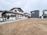 静かな住宅街に溶け込み、日々の暮らしに広がりとゆとりをもたらしてくれる開放感のある敷地です。