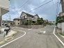 静かな住宅街に佇む、落ち着きと気品を感じさせる外観が日々の暮らしに穏やかな安らぎをもたらします。