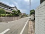 落ち着いた街並みが心地よく、静かな暮らしを予感させる穏やかな住宅エリアの風景です。