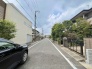 整然とした街並みが広がり、日々の暮らしに穏やかな落ち着きを感じさせる住環境です。