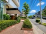 マンションの前面道路です。歩道も設置されていて安心ですね。

※AIによる家具消去、天候の編集済みの画像の為、実際の状態とは異なります。予めご承知おきください