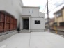 落ち着いた色合いの外観とすっきりとした佇まいが毎日の暮らしに心地よさをもたらします