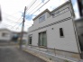 洗練された佇まいが街並みに溶け込む、穏やかな日常を描く住まい
