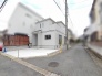 青空に映えるすっきりとした佇まいが、穏やかな日常の始まりを予感させます。