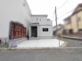 洗練された外観デザインが街並みに調和する、落ち着きと気品を感じさせる佇まい。