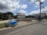 空の広がりを感じられるゆとりある敷地が、穏やかな暮らしの始まりを静かに予感させます。