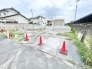 周囲の住宅環境と調和しながら、新たな生活の基盤を築くための穏やかな敷地が広がっています。