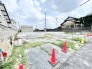 空が広く見渡せる開放的な環境で、新しい暮らしの始まりを感じさせる閑静な住宅街の様子です。