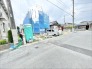周辺環境と調和しながら、新しい暮らしの形が静かに形作られていく建築現場の様子です。