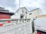 周囲の風景と調和しながら、洗練された存在感を放つシンプルな佇まいの外観です。