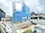新しい暮らしの始まりを感じさせる、静かな街並みに溶け込む建築中の風景です。
