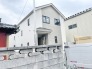周辺の街並みに調和する、清潔感のある色使いとすっきりとしたフォルムが印象的な外観デザインです。