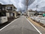閑静な住宅街の一角にあり、穏やかな日常の始まりを感じさせる落ち着いた雰囲気の立地です。