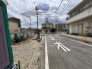 落ち着いた街並みに面しており、これからの暮らしを思い描くことができる土地の佇まいです。