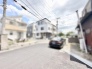 穏やかな空気が流れる住宅街に位置し、日々の暮らしに心地よい静けさと落ち着きをもたらす住環境です。