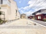 空が広く感じられる開放的な敷地で、周辺は落ち着いた住宅街の風景が広がっています。
