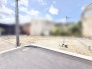開放的な空のもと、理想の暮らしを描くための更地が整っています。