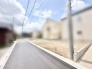 空が広く感じられる開放的な立地で、新しい暮らしの拠点として静かに佇む穏やかな区画です。