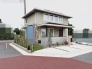 穏やかな街並みに馴染む落ち着いた佇まいで、住まう人の心地よい日常を優しく包み込んでくれるような外観です。