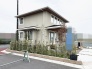周囲の緑と調和しながら、街並みに穏やかに溶け込む洗練された佇まいが魅力です。