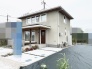 街並みに馴染む落ち着いた佇まいと、端正なフォルムが暮らしの質を高める住まいです。