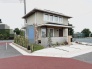 端正な佇まいと植栽の彩りが調和し、日々の暮らしに静かな安らぎをもたらす住まいです。