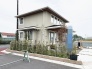 周囲の景観と調和する落ち着いた佇まいが、日々の暮らしに安らぎと心地よいゆとりをもたらしてくれます。