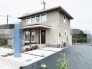 端正な佇まいと温かみのある外観が、街並みに穏やかに溶け込む住まいです。