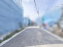 まっすぐに伸びる道がこれからの新しい暮らしの始まりを感じさせ、静かな期待感に包まれる心地よい空間です。