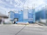 新しい暮らしの始まりを感じさせる、静かな街並みに馴染む丁寧な建築が進められています。